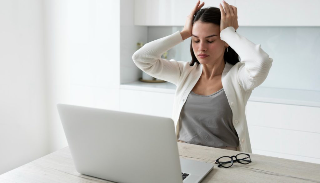 mujer-cuarentena-tiro-medio-trabajando-casa