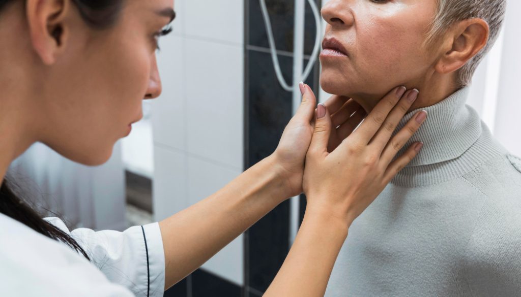 doctor-revisando-cuello-paciente