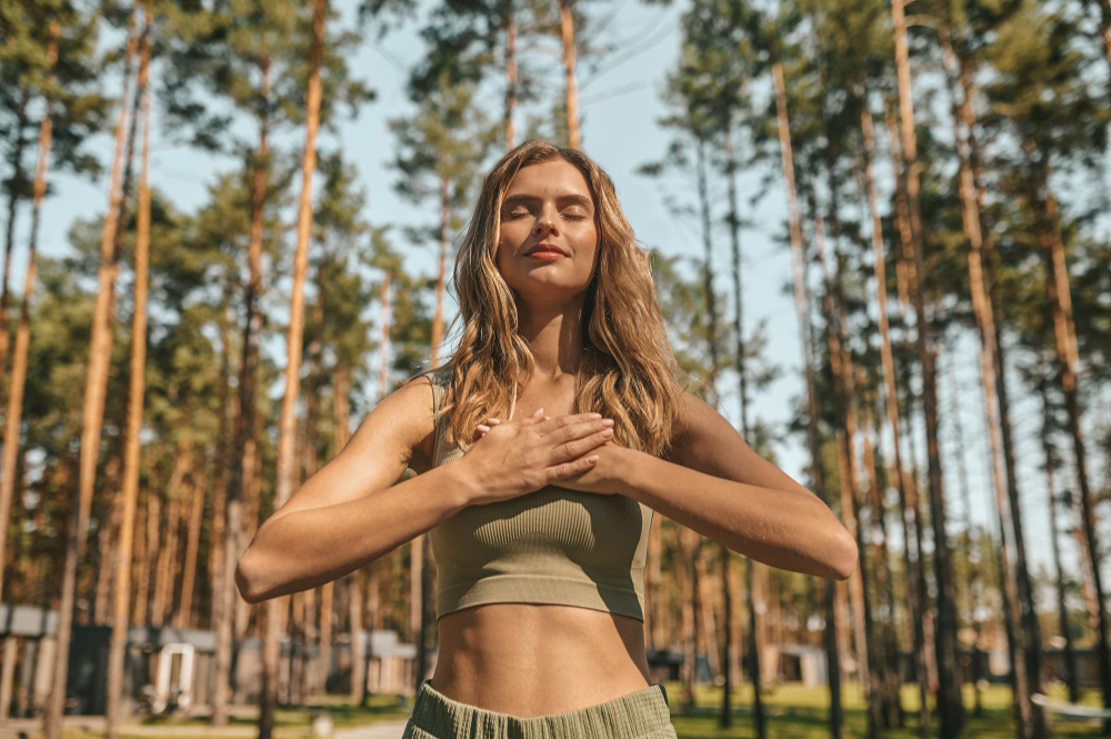 linda-mujer-rubia-practicando-yoga-afuera-luciendo-relajada