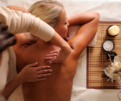mujer-recibiendo-masaje-relajacion-salon-belleza-vista-angulo-alto_186202-711