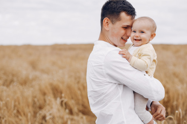 padre con bebe