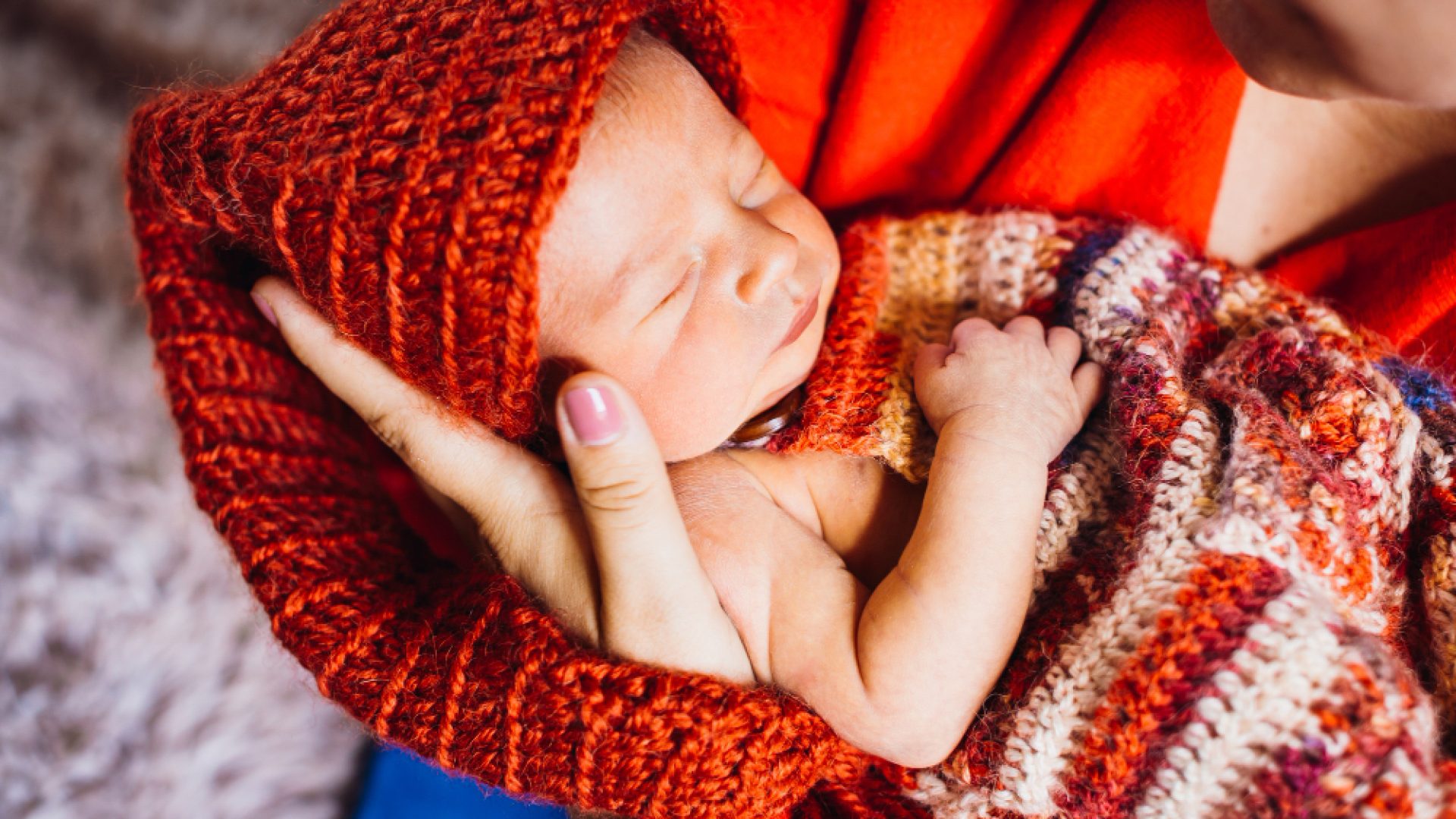 hermoso-nino-sombrero-rojo-duerme-brazos-tiernos-madre