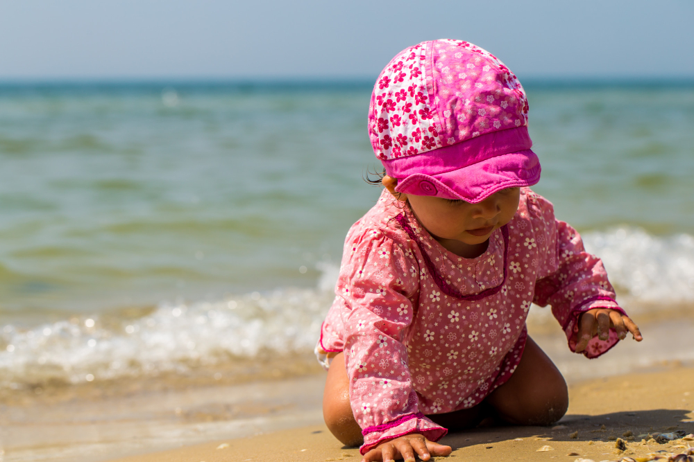 linda-nina-gateando-playa-nino-alegre-emociones