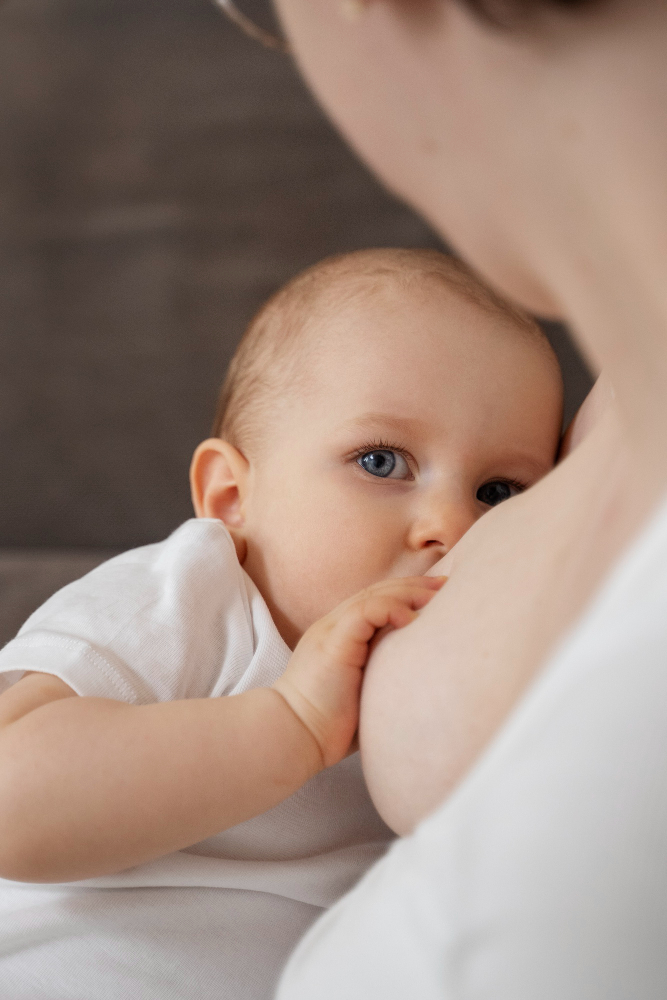 mujer-amamantando-su-hijo