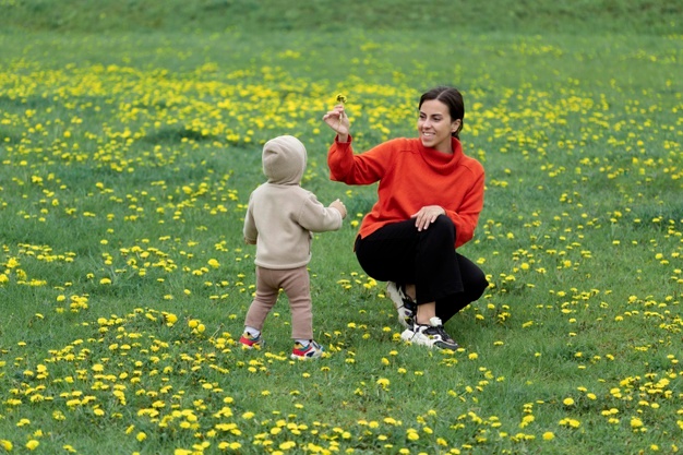 mami con su bebé en el parque