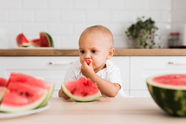 bebe comiendo sandia