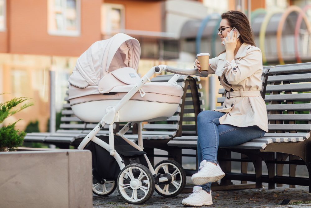 madre-sonriente-bebe-recien-nacido-cochecito-bebe-te-o-cafe-calle