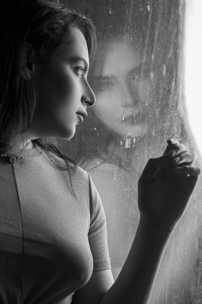 mujer-ventana-mirando-lluvia-foto-blanco-negro