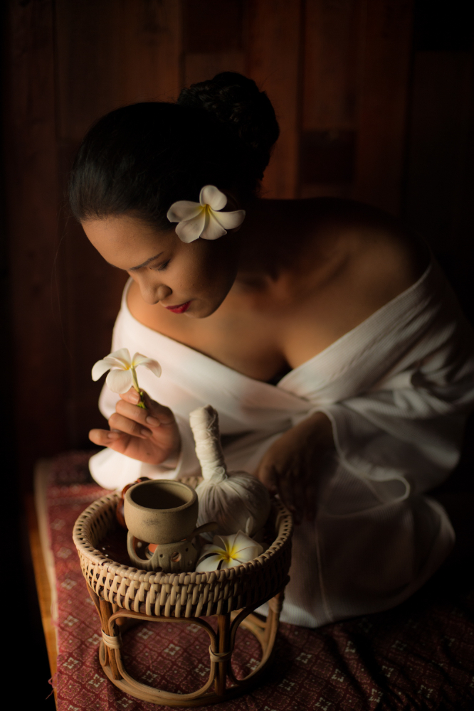 mujer-sujetando-cesta-articulos-masaje