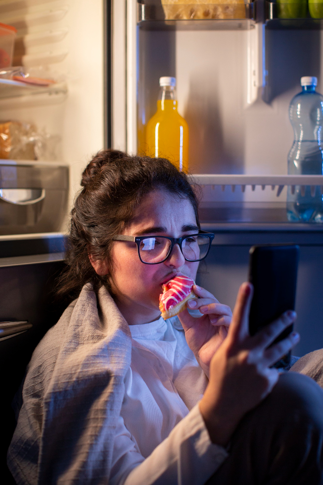 vista-lateral-mujer-comiendo-donut