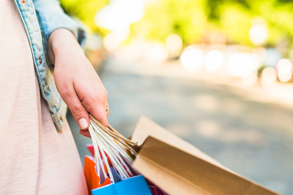 mujer-sosteniendo-coloridos-bolsos-compras-mano