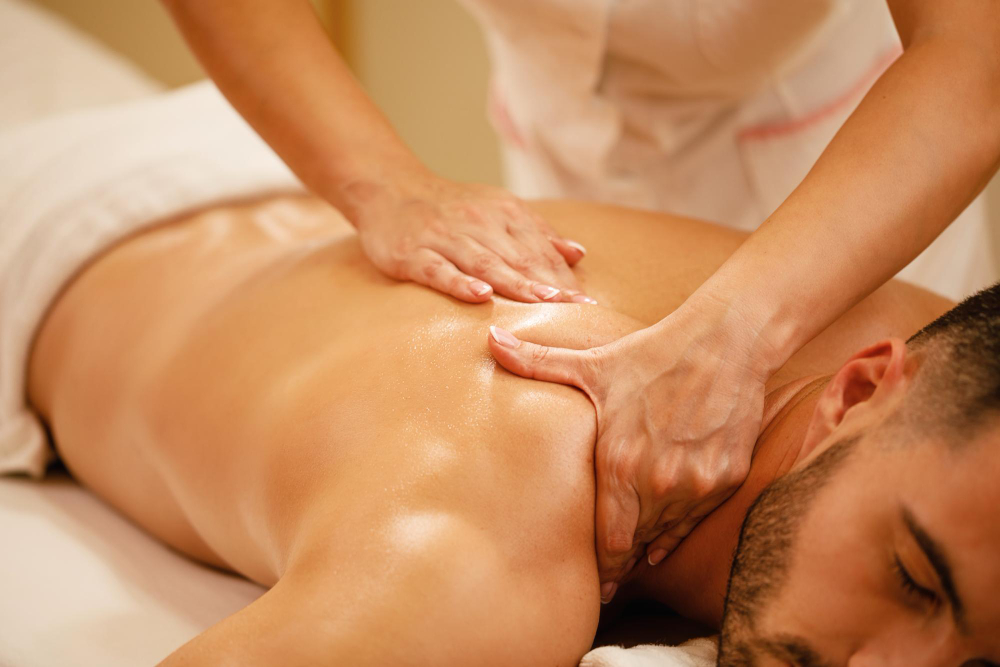 primer-plano-hombre-masaje-espalda-tratamiento-spa-centro-bienestar