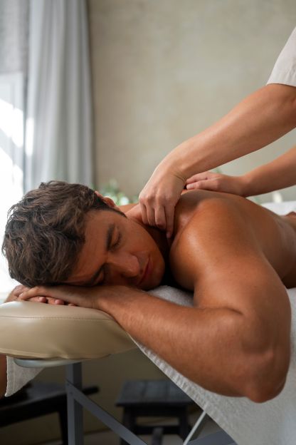 hombre-de-vista-lateral-relajandose-en-el-spa