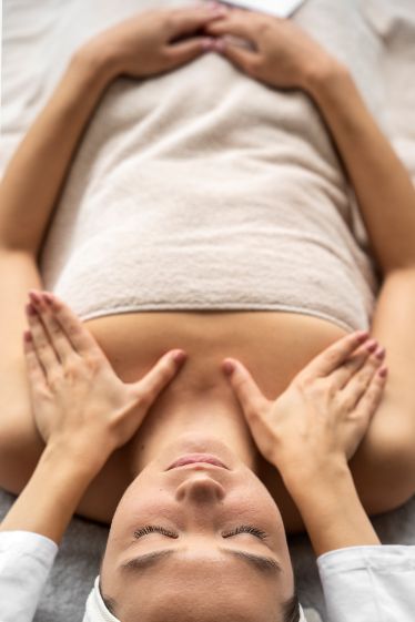 mujer-de-alto-angulo-recibiendo-masajes-en-el-spa