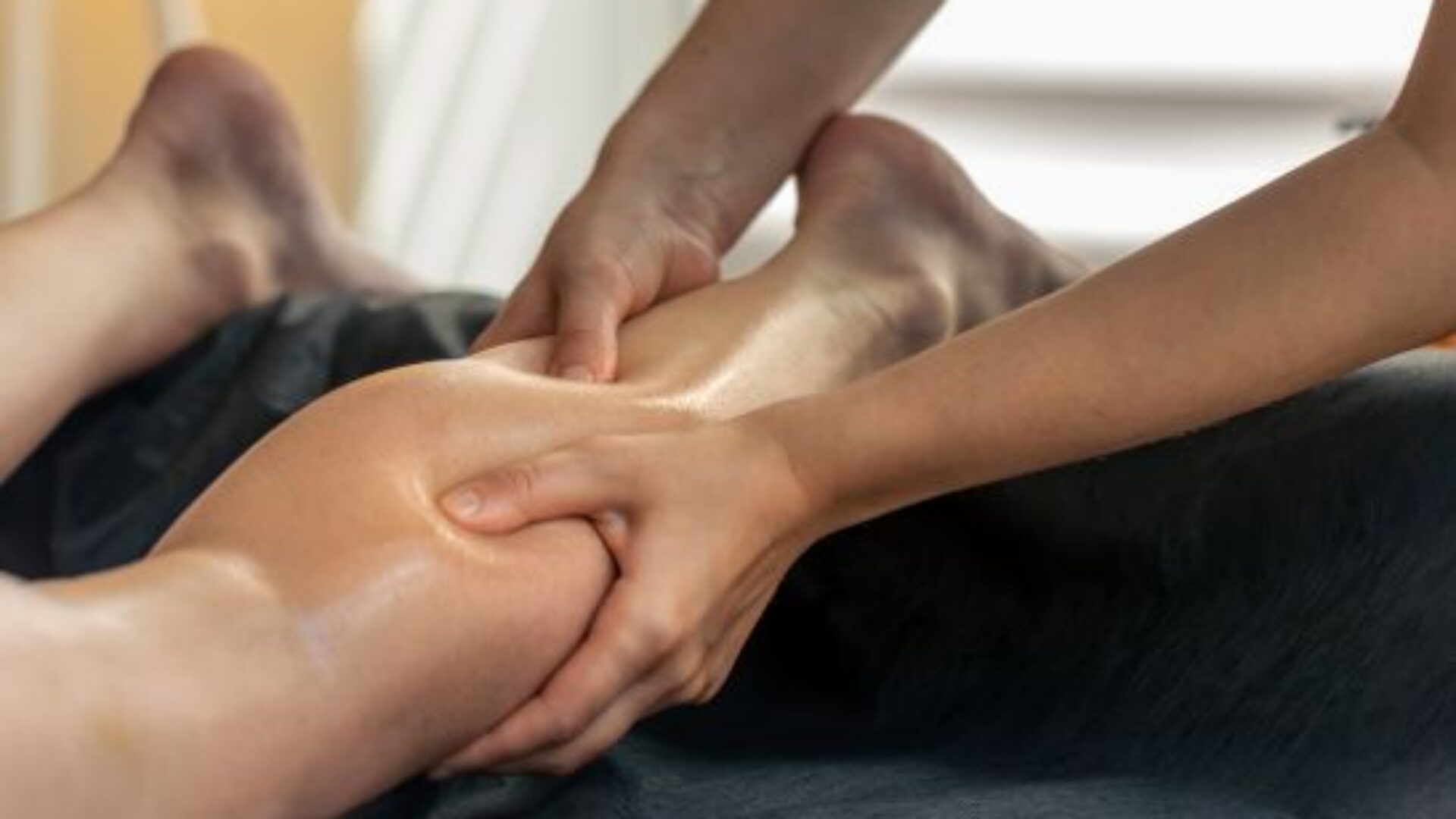 masaje-de-ternera-de-compresion-para-el-alivio-de-la-tension-trabajo-profundo