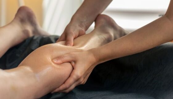 masaje-de-ternera-de-compresion-para-el-alivio-de-la-tension-trabajo-profundo